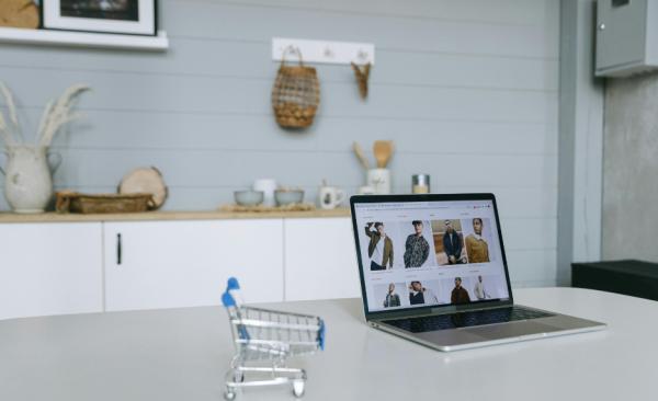 网站设计应与品牌形象一致